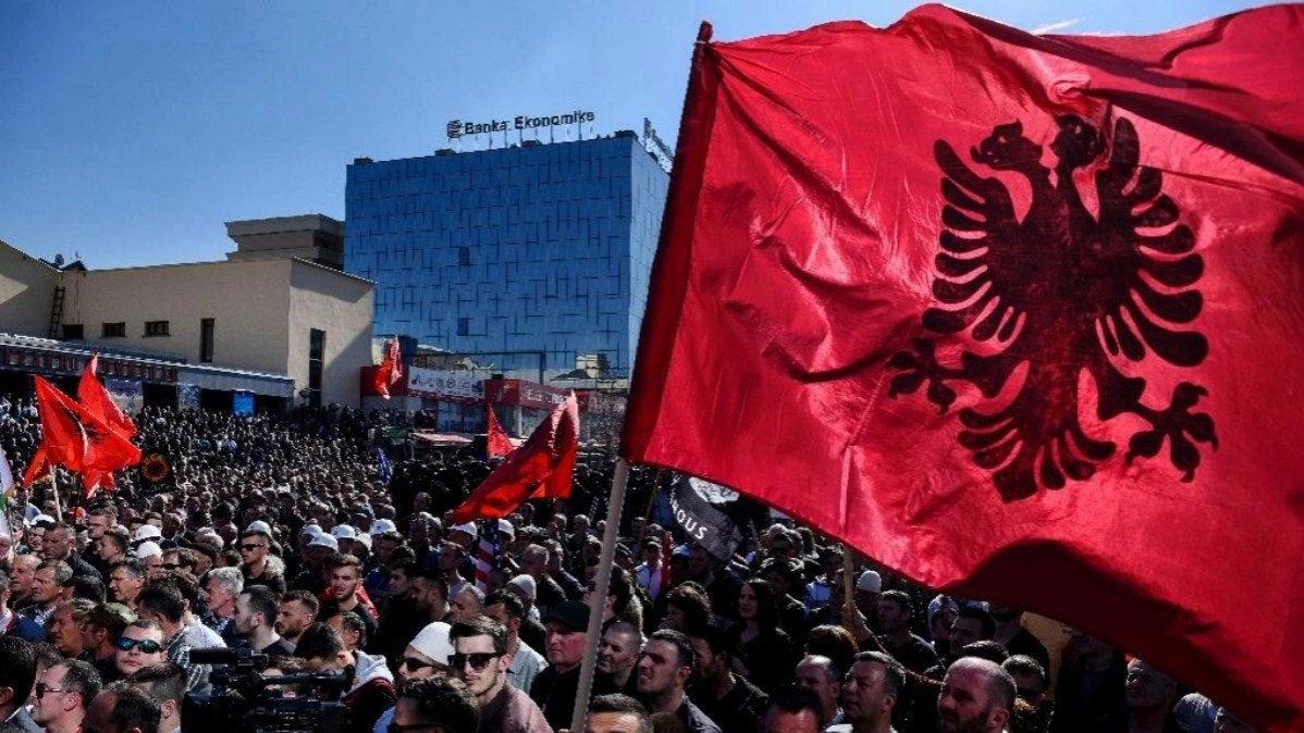 Διψούν για αίμα οι Αλβανοτσάμηδες: Καίνε την ελληνική σημαία και απειλούν τον ελληνισμό της Β. Ηπείρου – Δείτε βίντεο-ντοκουμέντο